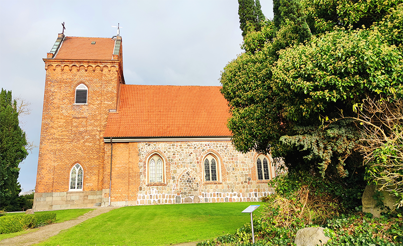 Schautafel für Förderverein Marienkirche Schönkirchen e. V. Grab von Pastor Mühlenhardt im Vordergrund von Marienkirche Schönkirchen