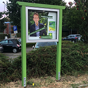 Tafelträger aus Holz, für Beschilderung mit Vitrine Tafelträger aus Holz, für Beschilderung mit Vitrine